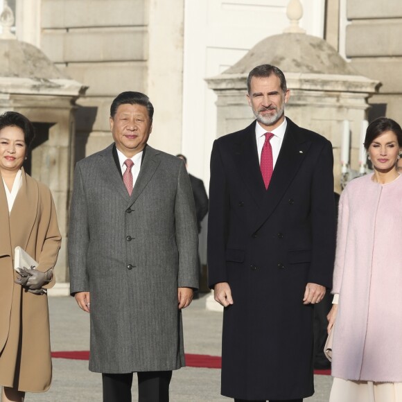 Le roi Felipe VI d'Espagne et la reine Letizia (manteau Carolina Herrera) ont accueilli officiellement le président de la République populaire de Chine Xi Jinping et sa femme Peng Liyuan le 28 novembre 2018 à l'occasion de la cérémonie protocolaire de bienvenue au palais royal à Madrid.