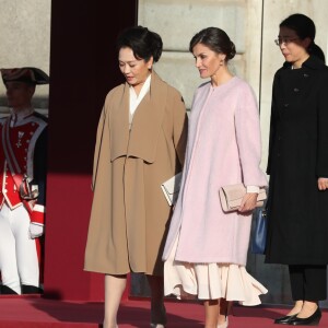 Le roi Felipe VI d'Espagne et la reine Letizia (manteau Carolina Herrera) ont accueilli officiellement le président de la République populaire de Chine Xi Jinping et sa femme Peng Liyuan le 28 novembre 2018 à l'occasion de la cérémonie protocolaire de bienvenue au palais royal à Madrid.