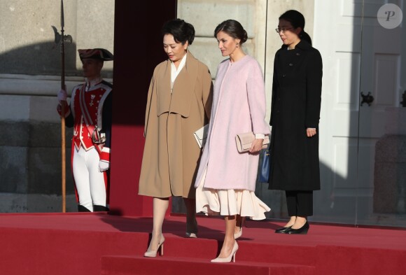 Le roi Felipe VI d'Espagne et la reine Letizia (manteau Carolina Herrera) ont accueilli officiellement le président de la République populaire de Chine Xi Jinping et sa femme Peng Liyuan le 28 novembre 2018 à l'occasion de la cérémonie protocolaire de bienvenue au palais royal à Madrid.
