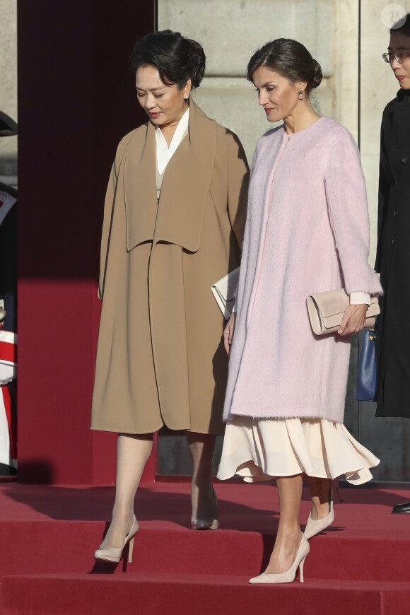 Le roi Felipe VI d'Espagne et la reine Letizia (manteau Carolina Herrera) ont accueilli officiellement le président de la République populaire de Chine Xi Jinping et sa femme Peng Liyuan le 28 novembre 2018 à l'occasion de la cérémonie protocolaire de bienvenue au palais royal à Madrid.