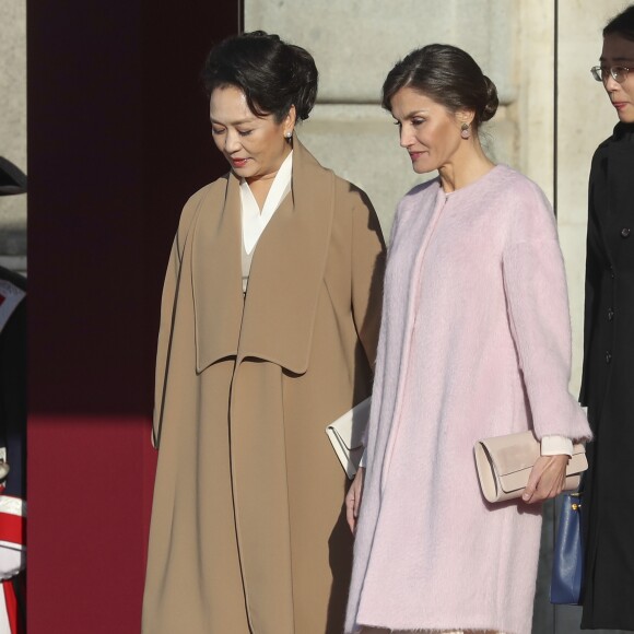Le roi Felipe VI d'Espagne et la reine Letizia (manteau Carolina Herrera) ont accueilli officiellement le président de la République populaire de Chine Xi Jinping et sa femme Peng Liyuan le 28 novembre 2018 à l'occasion de la cérémonie protocolaire de bienvenue au palais royal à Madrid.