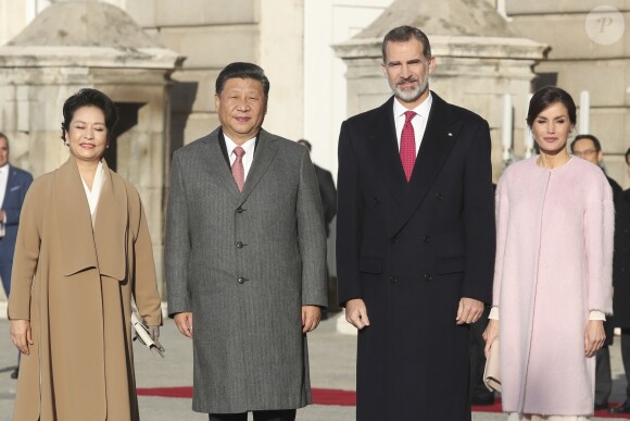 Le roi Felipe VI d'Espagne et la reine Letizia (manteau Carolina Herrera) ont accueilli officiellement le président de la République populaire de Chine Xi Jinping et sa femme Peng Liyuan le 28 novembre 2018 à l'occasion de la cérémonie protocolaire de bienvenue au palais royal à Madrid.