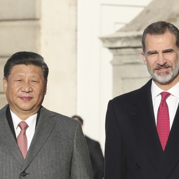 Le roi Felipe VI d'Espagne et la reine Letizia (manteau Carolina Herrera) ont accueilli officiellement le président de la République populaire de Chine Xi Jinping et sa femme Peng Liyuan le 28 novembre 2018 à l'occasion de la cérémonie protocolaire de bienvenue au palais royal à Madrid.