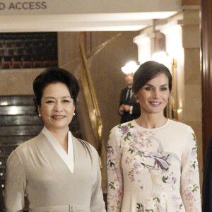 La reine Letizia d'Espagne (vêtue d'une robe Asos) et la première dame de Chine Peng Liyuan ont visité le 28 novembre 2018 le théâtre royal à Madrid.