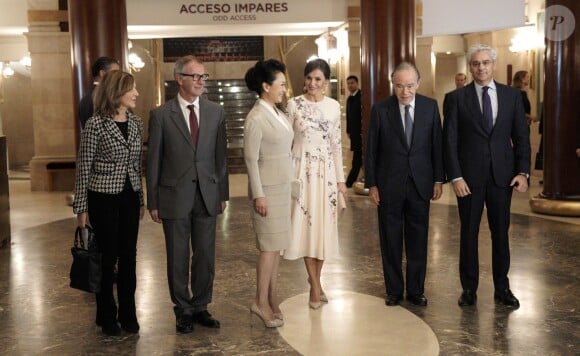 La reine Letizia d'Espagne (vêtue d'une robe Asos) et la première dame de Chine Peng Liyuan ont visité le 28 novembre 2018 le théâtre royal à Madrid.