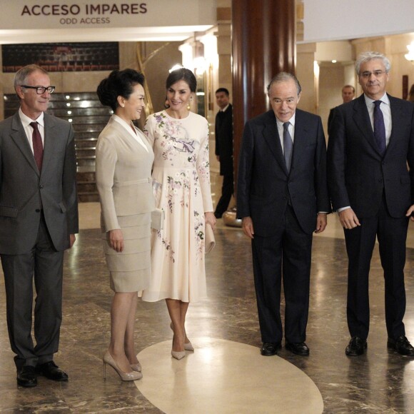 La reine Letizia d'Espagne (vêtue d'une robe Asos) et la première dame de Chine Peng Liyuan ont visité le 28 novembre 2018 le théâtre royal à Madrid.