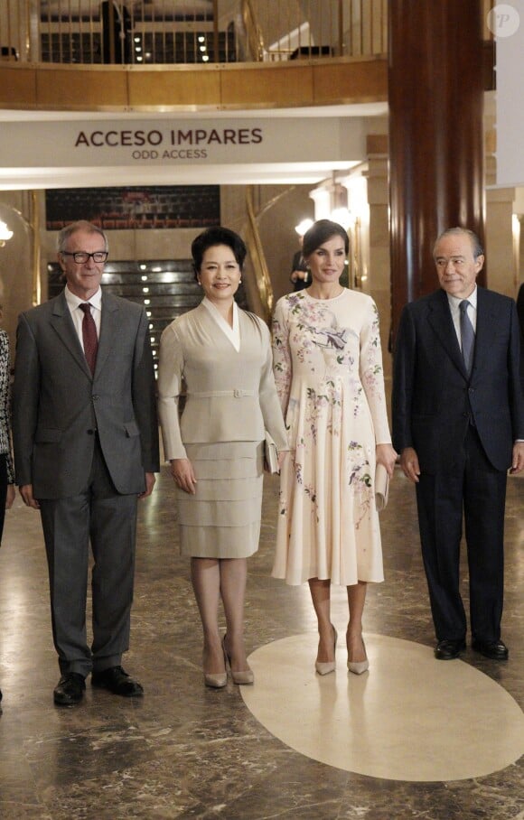 La reine Letizia d'Espagne (vêtue d'une robe Asos) et la première dame de Chine Peng Liyuan ont visité le 28 novembre 2018 le théâtre royal à Madrid.