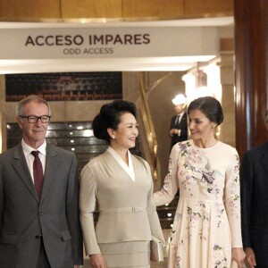La reine Letizia d'Espagne (vêtue d'une robe Asos) et la première dame de Chine Peng Liyuan ont visité le 28 novembre 2018 le théâtre royal à Madrid.