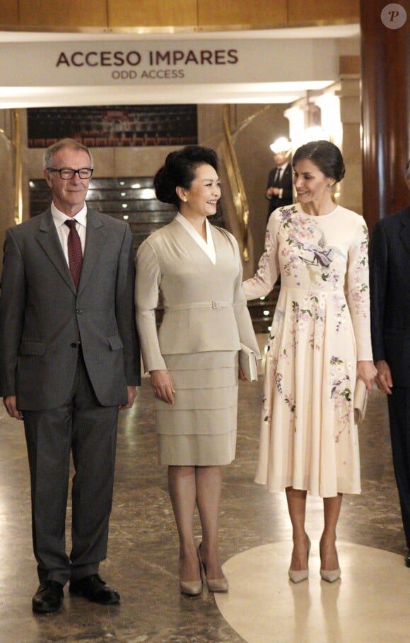 La reine Letizia d'Espagne (vêtue d'une robe Asos) et la première dame de Chine Peng Liyuan ont visité le 28 novembre 2018 le théâtre royal à Madrid.