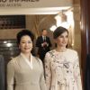 La reine Letizia d'Espagne (vêtue d'une robe Asos) et la première dame de Chine Peng Liyuan ont visité le 28 novembre 2018 le théâtre royal à Madrid.