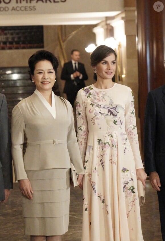 La reine Letizia d'Espagne (vêtue d'une robe Asos) et la première dame de Chine Peng Liyuan ont visité le 28 novembre 2018 le théâtre royal à Madrid.