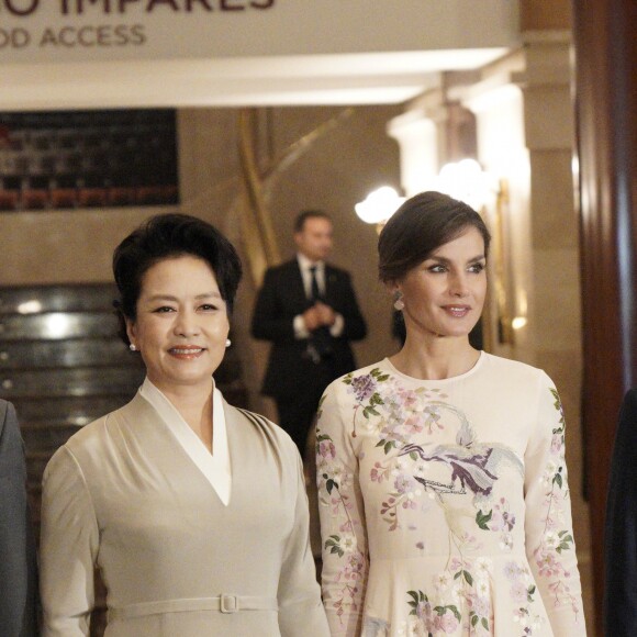 La reine Letizia d'Espagne (vêtue d'une robe Asos) et la première dame de Chine Peng Liyuan ont visité le 28 novembre 2018 le théâtre royal à Madrid.