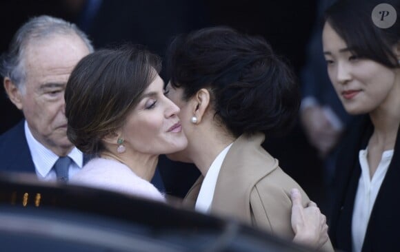 La reine Letizia d'Espagne (vêtue d'une robe Asos) et la première dame de Chine Peng Liyuan ont visité le 28 novembre 2018 le théâtre royal à Madrid.