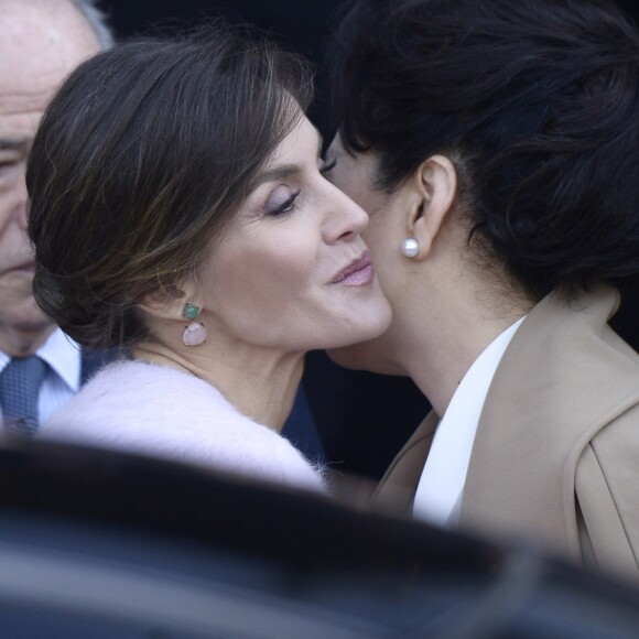 La reine Letizia d'Espagne (vêtue d'une robe Asos) et la première dame de Chine Peng Liyuan ont visité le 28 novembre 2018 le théâtre royal à Madrid.