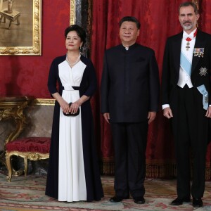 Le roi Felipe VI d'Espagne et la reine Letizia, qui portait pour l'occasion le fabuleux "diadème russe" (ou "loop tiara") de Cartier, ont donné un dîner officiel en l'honneur du président de la République populaire de Chine Xi Jinping et sa femme Peng Liyuan le 28 novembre 2018 au palais royal à Madrid.