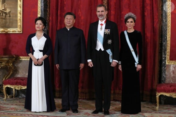 Le roi Felipe VI d'Espagne et la reine Letizia, qui portait pour l'occasion le fabuleux "diadème russe" (ou "loop tiara") de Cartier, ont donné un dîner officiel en l'honneur du président de la République populaire de Chine Xi Jinping et sa femme Peng Liyuan le 28 novembre 2018 au palais royal à Madrid.