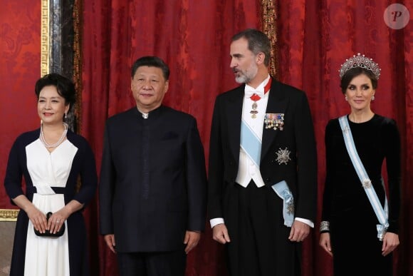 Le roi Felipe VI d'Espagne et la reine Letizia, qui portait pour l'occasion le fabuleux "diadème russe" (ou "loop tiara") de Cartier, ont donné un dîner officiel en l'honneur du président de la République populaire de Chine Xi Jinping et sa femme Peng Liyuan le 28 novembre 2018 au palais royal à Madrid.