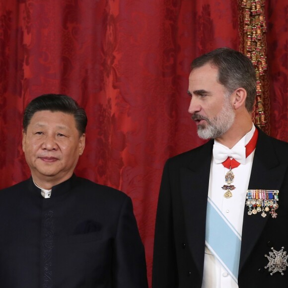 Le roi Felipe VI d'Espagne et la reine Letizia, qui portait pour l'occasion le fabuleux "diadème russe" (ou "loop tiara") de Cartier, ont donné un dîner officiel en l'honneur du président de la République populaire de Chine Xi Jinping et sa femme Peng Liyuan le 28 novembre 2018 au palais royal à Madrid.