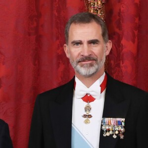 Le roi Felipe VI d'Espagne et la reine Letizia, qui portait pour l'occasion le fabuleux "diadème russe" (ou "loop tiara") de Cartier, ont donné un dîner officiel en l'honneur du président de la République populaire de Chine Xi Jinping et sa femme Peng Liyuan le 28 novembre 2018 au palais royal à Madrid.