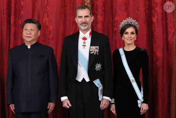 Le roi Felipe VI d'Espagne et la reine Letizia, qui portait pour l'occasion le fabuleux "diadème russe" (ou "loop tiara") de Cartier, ont donné un dîner officiel en l'honneur du président de la République populaire de Chine Xi Jinping et sa femme Peng Liyuan le 28 novembre 2018 au palais royal à Madrid.