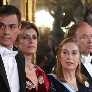 Le roi Felipe VI d'Espagne et la reine Letizia, qui portait pour l'occasion le fabuleux "diadème russe" (ou "loop tiara") de Cartier, ont donné un dîner officiel en l'honneur du président de la République populaire de Chine Xi Jinping et sa femme Peng Liyuan le 28 novembre 2018 au palais royal à Madrid.