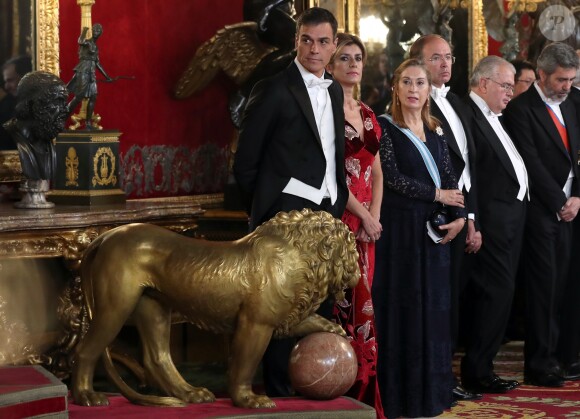 Le roi Felipe VI d'Espagne et la reine Letizia, qui portait pour l'occasion le fabuleux "diadème russe" (ou "loop tiara") de Cartier, ont donné un dîner officiel en l'honneur du président de la République populaire de Chine Xi Jinping et sa femme Peng Liyuan le 28 novembre 2018 au palais royal à Madrid.