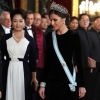 Le roi Felipe VI d'Espagne et la reine Letizia, qui portait pour l'occasion le fabuleux "diadème russe" (ou "loop tiara") de Cartier, ont donné un dîner officiel en l'honneur du président de la République populaire de Chine Xi Jinping et sa femme Peng Liyuan le 28 novembre 2018 au palais royal à Madrid.