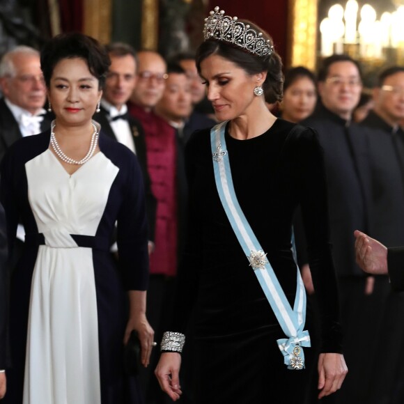 Le roi Felipe VI d'Espagne et la reine Letizia, qui portait pour l'occasion le fabuleux "diadème russe" (ou "loop tiara") de Cartier, ont donné un dîner officiel en l'honneur du président de la République populaire de Chine Xi Jinping et sa femme Peng Liyuan le 28 novembre 2018 au palais royal à Madrid.