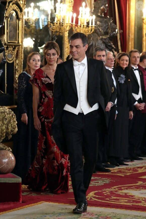 Le roi Felipe VI d'Espagne et la reine Letizia, qui portait pour l'occasion le fabuleux "diadème russe" (ou "loop tiara") de Cartier, ont donné un dîner officiel en l'honneur du président de la République populaire de Chine Xi Jinping et sa femme Peng Liyuan le 28 novembre 2018 au palais royal à Madrid.