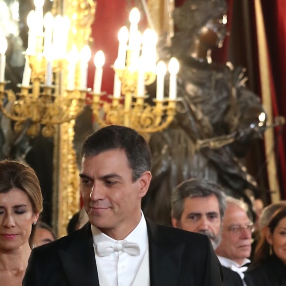 Le roi Felipe VI d'Espagne et la reine Letizia, qui portait pour l'occasion le fabuleux "diadème russe" (ou "loop tiara") de Cartier, ont donné un dîner officiel en l'honneur du président de la République populaire de Chine Xi Jinping et sa femme Peng Liyuan le 28 novembre 2018 au palais royal à Madrid.