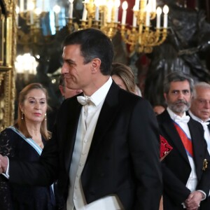 Le roi Felipe VI d'Espagne et la reine Letizia, qui portait pour l'occasion le fabuleux "diadème russe" (ou "loop tiara") de Cartier, ont donné un dîner officiel en l'honneur du président de la République populaire de Chine Xi Jinping et sa femme Peng Liyuan le 28 novembre 2018 au palais royal à Madrid.