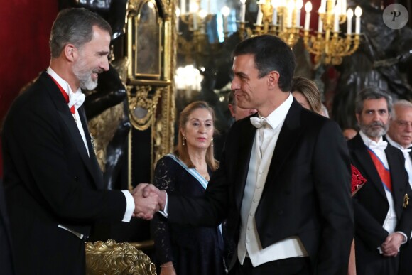 Le roi Felipe VI d'Espagne et la reine Letizia, qui portait pour l'occasion le fabuleux "diadème russe" (ou "loop tiara") de Cartier, ont donné un dîner officiel en l'honneur du président de la République populaire de Chine Xi Jinping et sa femme Peng Liyuan le 28 novembre 2018 au palais royal à Madrid.