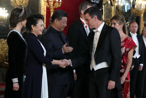 Le roi Felipe VI d'Espagne et la reine Letizia, qui portait pour l'occasion le fabuleux "diadème russe" (ou "loop tiara") de Cartier, ont donné un dîner officiel en l'honneur du président de la République populaire de Chine Xi Jinping et sa femme Peng Liyuan le 28 novembre 2018 au palais royal à Madrid.