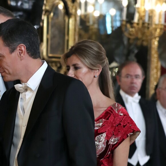 Le roi Felipe VI d'Espagne et la reine Letizia, qui portait pour l'occasion le fabuleux "diadème russe" (ou "loop tiara") de Cartier, ont donné un dîner officiel en l'honneur du président de la République populaire de Chine Xi Jinping et sa femme Peng Liyuan le 28 novembre 2018 au palais royal à Madrid.