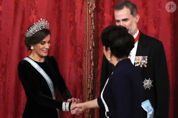 Le roi Felipe VI d'Espagne et la reine Letizia, qui portait pour l'occasion le fabuleux "diadème russe" (ou "loop tiara") de Cartier, ont donné un dîner officiel en l'honneur du président de la République populaire de Chine Xi Jinping et sa femme Peng Liyuan le 28 novembre 2018 au palais royal à Madrid.