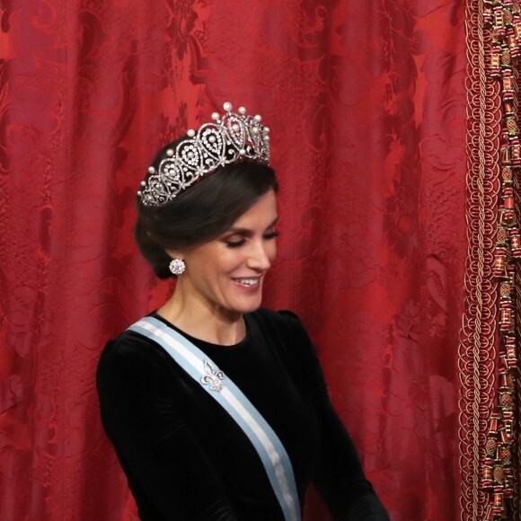 Le roi Felipe VI d'Espagne et la reine Letizia, qui portait pour l'occasion le fabuleux "diadème russe" (ou "loop tiara") de Cartier, ont donné un dîner officiel en l'honneur du président de la République populaire de Chine Xi Jinping et sa femme Peng Liyuan le 28 novembre 2018 au palais royal à Madrid.