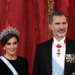 Le roi Felipe VI d'Espagne et la reine Letizia, qui portait pour l'occasion le fabuleux "diadème russe" (ou "loop tiara") de Cartier, ont donné un dîner officiel en l'honneur du président de la République populaire de Chine Xi Jinping et sa femme Peng Liyuan le 28 novembre 2018 au palais royal à Madrid.
