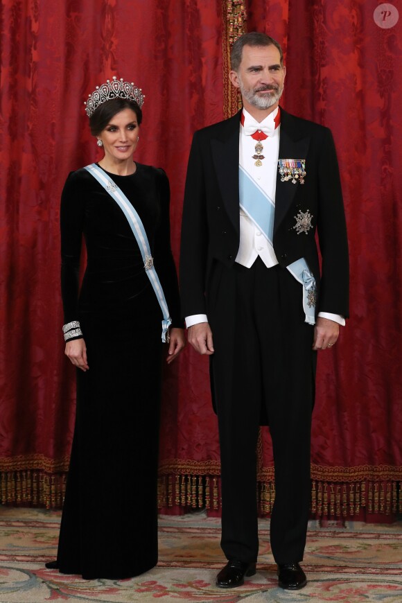 Le roi Felipe VI d'Espagne et la reine Letizia, qui portait pour l'occasion le fabuleux "diadème russe" (ou "loop tiara") de Cartier, ont donné un dîner officiel en l'honneur du président de la République populaire de Chine Xi Jinping et sa femme Peng Liyuan le 28 novembre 2018 au palais royal à Madrid.