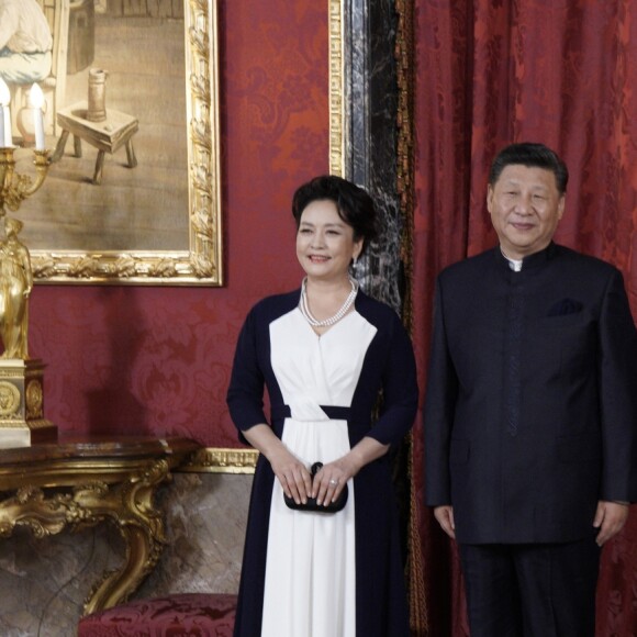 Le roi Felipe VI d'Espagne et la reine Letizia, qui portait pour l'occasion le fabuleux "diadème russe" (ou "loop tiara") de Cartier, ont donné un dîner officiel en l'honneur du président de la République populaire de Chine Xi Jinping et sa femme Peng Liyuan le 28 novembre 2018 au palais royal à Madrid.