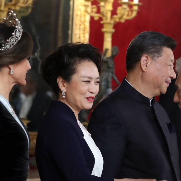 Le roi Felipe VI d'Espagne et la reine Letizia, qui portait pour l'occasion le fabuleux "diadème russe" (ou "loop tiara") de Cartier, ont donné un dîner officiel en l'honneur du président de la République populaire de Chine Xi Jinping et sa femme Peng Liyuan le 28 novembre 2018 au palais royal à Madrid.