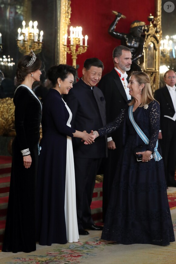 Le roi Felipe VI d'Espagne et la reine Letizia, qui portait pour l'occasion le fabuleux "diadème russe" (ou "loop tiara") de Cartier, ont donné un dîner officiel en l'honneur du président de la République populaire de Chine Xi Jinping et sa femme Peng Liyuan le 28 novembre 2018 au palais royal à Madrid.
