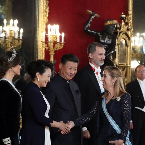 Le roi Felipe VI d'Espagne et la reine Letizia, qui portait pour l'occasion le fabuleux "diadème russe" (ou "loop tiara") de Cartier, ont donné un dîner officiel en l'honneur du président de la République populaire de Chine Xi Jinping et sa femme Peng Liyuan le 28 novembre 2018 au palais royal à Madrid.