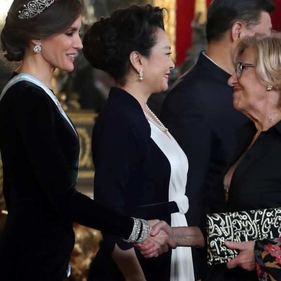 Le roi Felipe VI d'Espagne et la reine Letizia, qui portait pour l'occasion le fabuleux "diadème russe" (ou "loop tiara") de Cartier, ont donné un dîner officiel en l'honneur du président de la République populaire de Chine Xi Jinping et sa femme Peng Liyuan le 28 novembre 2018 au palais royal à Madrid.