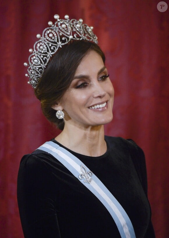 Le roi Felipe VI d'Espagne et la reine Letizia, qui portait pour l'occasion le fabuleux "diadème russe" (ou "loop tiara") de Cartier, ont donné un dîner officiel en l'honneur du président de la République populaire de Chine Xi Jinping et sa femme Peng Liyuan le 28 novembre 2018 au palais royal à Madrid.