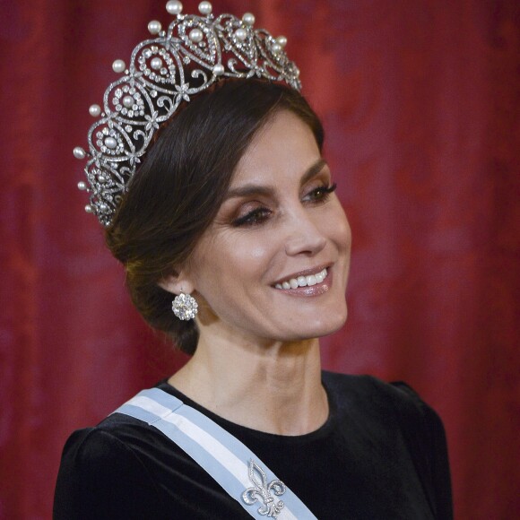Le roi Felipe VI d'Espagne et la reine Letizia, qui portait pour l'occasion le fabuleux "diadème russe" (ou "loop tiara") de Cartier, ont donné un dîner officiel en l'honneur du président de la République populaire de Chine Xi Jinping et sa femme Peng Liyuan le 28 novembre 2018 au palais royal à Madrid.