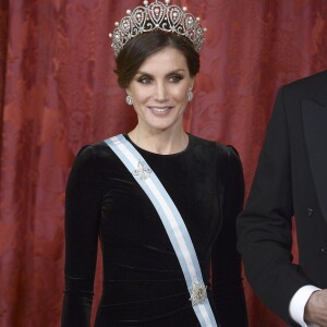 Le roi Felipe VI d'Espagne et la reine Letizia, qui portait pour l'occasion le fabuleux "diadème russe" (ou "loop tiara") de Cartier, ont donné un dîner officiel en l'honneur du président de la République populaire de Chine Xi Jinping et sa femme Peng Liyuan le 28 novembre 2018 au palais royal à Madrid.
