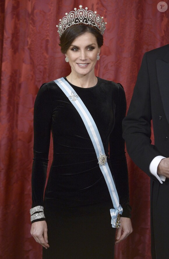Le roi Felipe VI d'Espagne et la reine Letizia, qui portait pour l'occasion le fabuleux "diadème russe" (ou "loop tiara") de Cartier, ont donné un dîner officiel en l'honneur du président de la République populaire de Chine Xi Jinping et sa femme Peng Liyuan le 28 novembre 2018 au palais royal à Madrid.