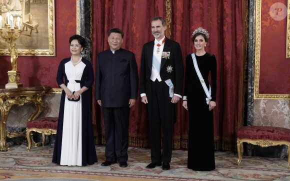 Le roi Felipe VI d'Espagne et la reine Letizia, qui portait pour l'occasion le fabuleux "diadème russe" (ou "loop tiara") de Cartier, ont donné un dîner officiel en l'honneur du président de la République populaire de Chine Xi Jinping et sa femme Peng Liyuan le 28 novembre 2018 au palais royal à Madrid.