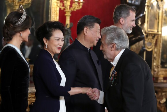 Le roi Felipe VI d'Espagne et la reine Letizia, qui portait pour l'occasion le fabuleux "diadème russe" (ou "loop tiara") de Cartier, ont donné un dîner officiel en l'honneur du président de la République populaire de Chine Xi Jinping et sa femme Peng Liyuan le 28 novembre 2018 au palais royal à Madrid.