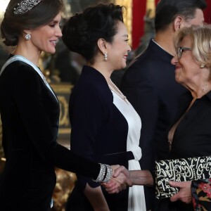 Le roi Felipe VI d'Espagne et la reine Letizia, qui portait pour l'occasion le fabuleux "diadème russe" (ou "loop tiara") de Cartier, ont donné un dîner officiel en l'honneur du président de la République populaire de Chine Xi Jinping et sa femme Peng Liyuan le 28 novembre 2018 au palais royal à Madrid.